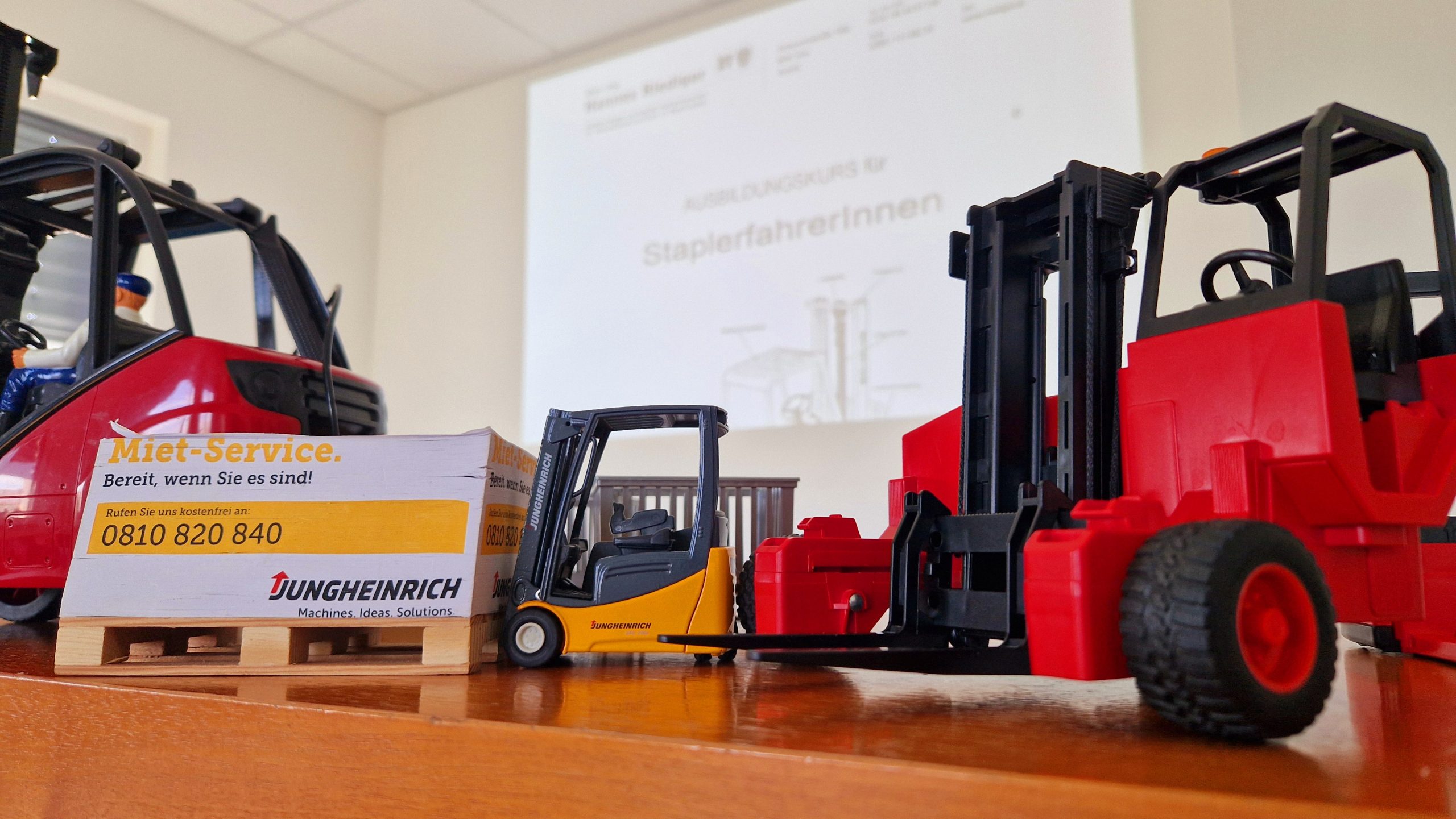 Lachende Teilnehmerin im Stapler